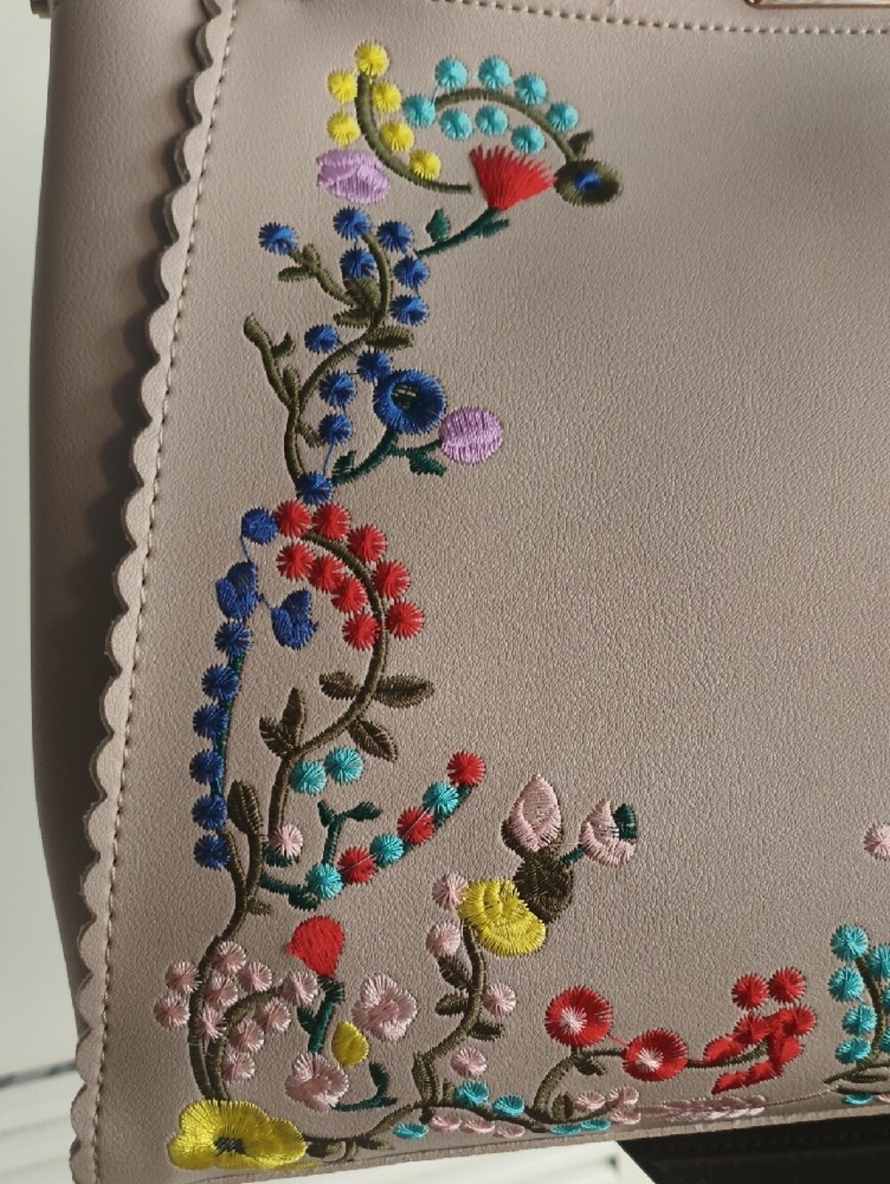 BNWT Urban Expressions Embroidered Floral Top-Handle/Crossbody Handbag - Picture 2 of 12